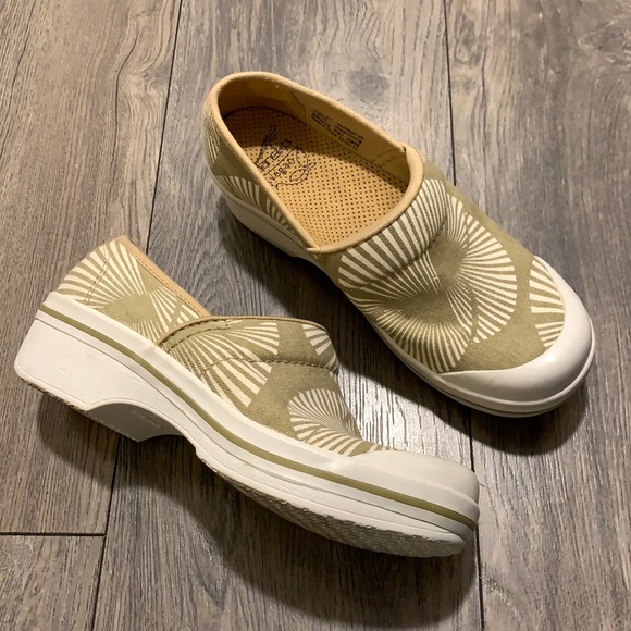 Dansko Shoes - DANSKO Vegan Clogs 🌱
